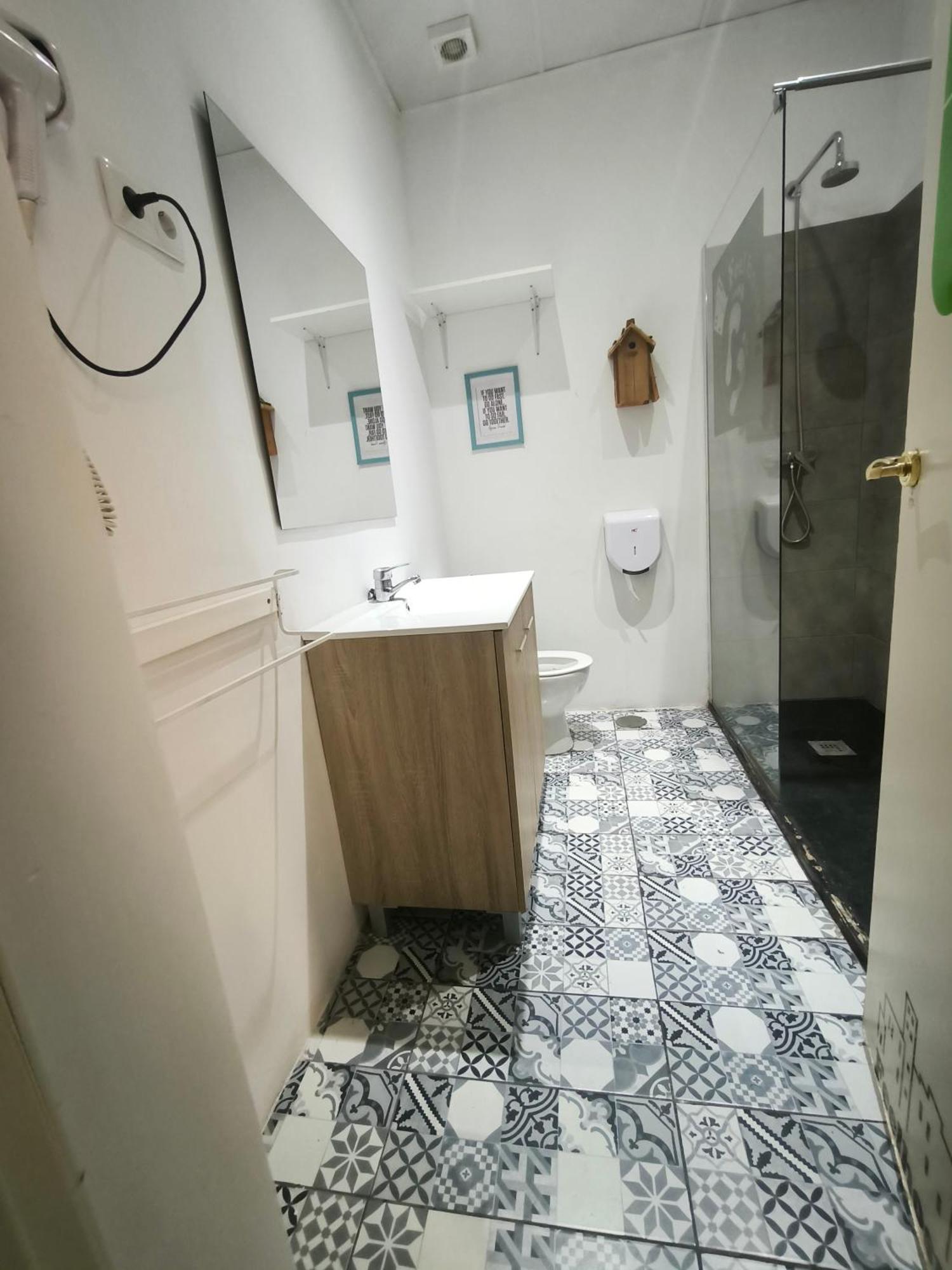 Habitación Doble con balcón y baño compartido - 2 camas